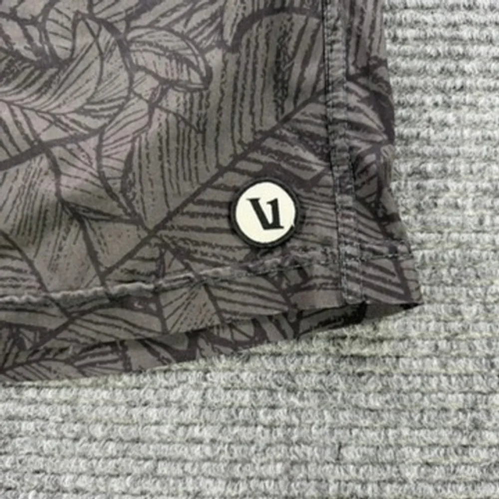 Vuori Kore Short Men 30 Charcoal Grey Palm Leaf Print Lined Athletic No Size Tag